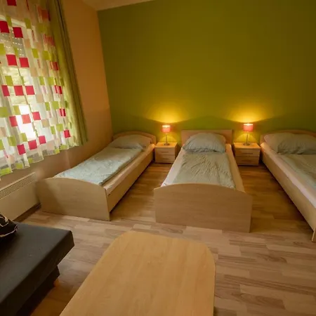 펜션 Privathaus Mit Pool Und Garten In *