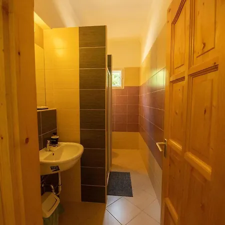 펜션 Privathaus Mit Pool Und Garten In *