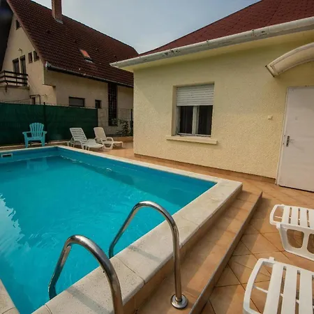 Privathaus Mit Pool Und Garten In 펜션 *